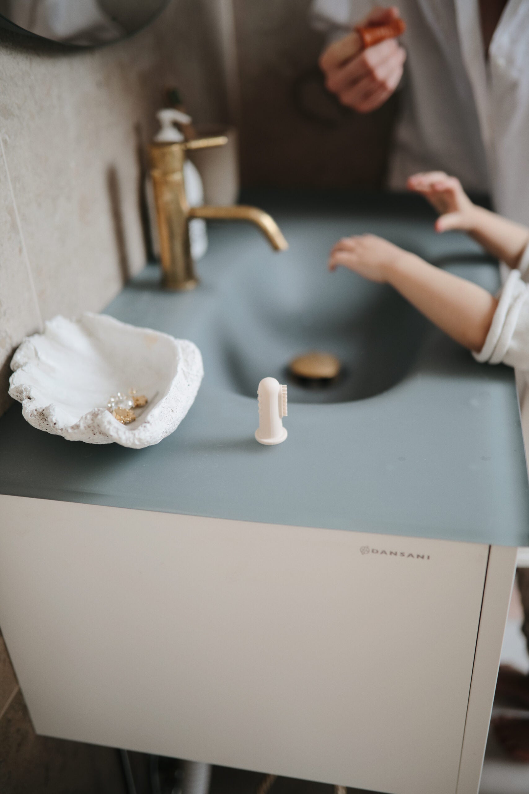 Mushie Finger Toothbrush Blush/Shifting Sand