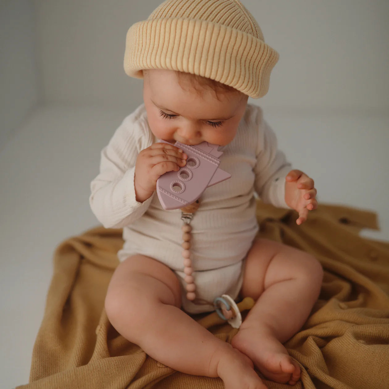 Mushie Teether Rocket Lilac