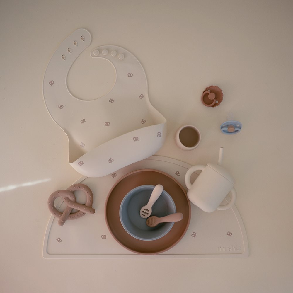 Mushie Silicone Bib Pretzel