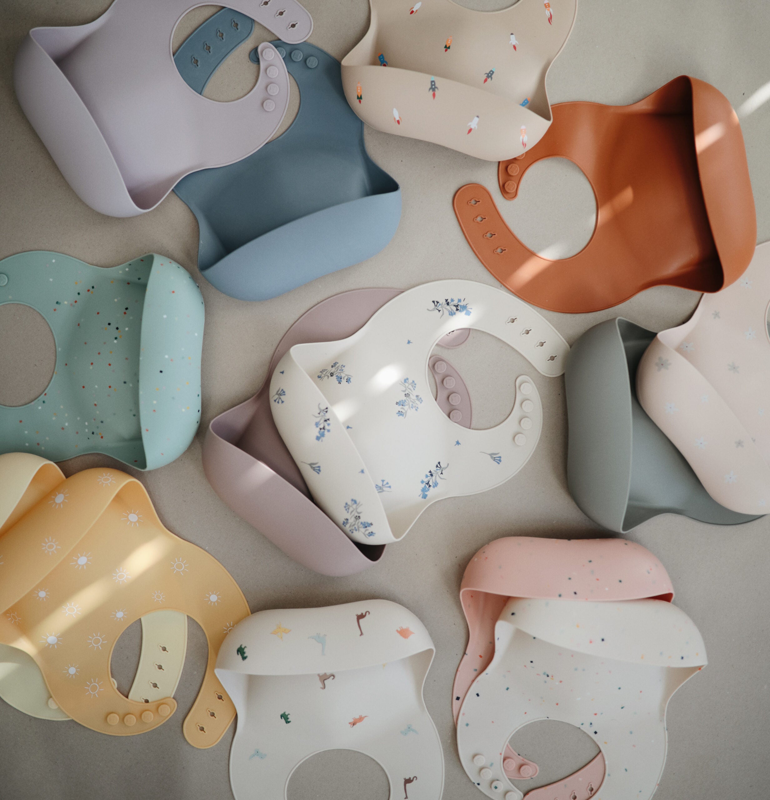 Mushie Silicone Bib Shells Smoke